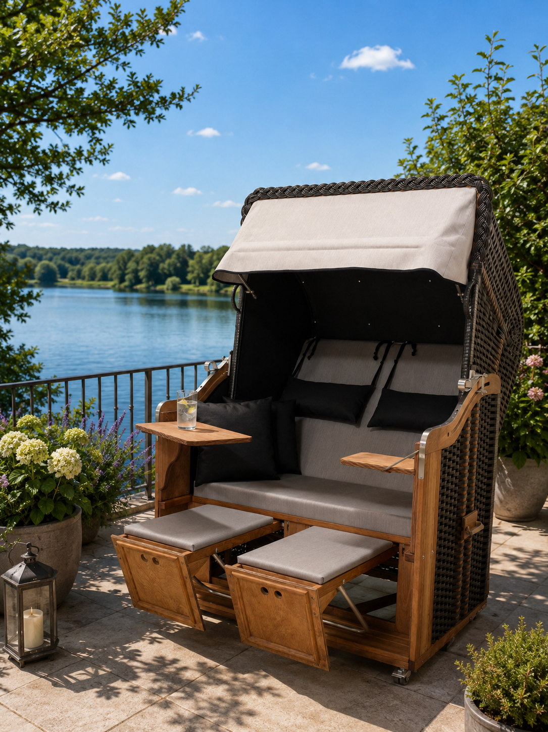Strandkorb "Helsinki" auf einer Terrasse - Zweisitzer Ostseeform Halblieger