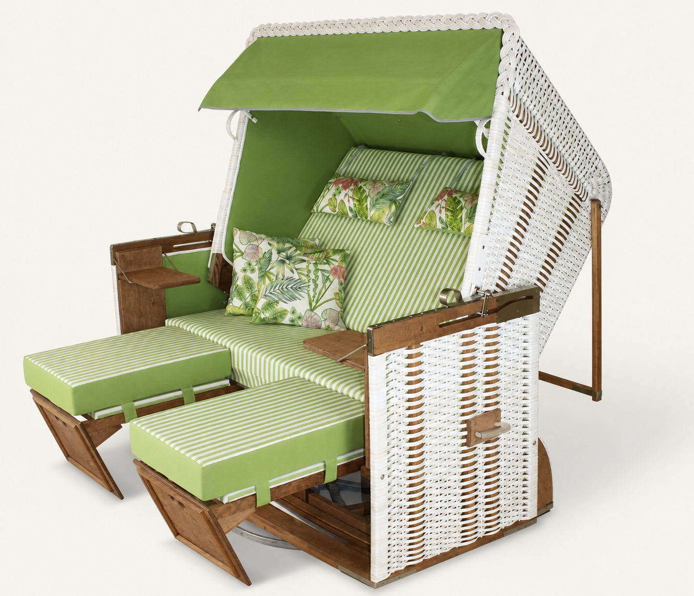 Weiß-grün gestreifter Nordsee-Strandkorb als XL-Zweisitzer im Garten